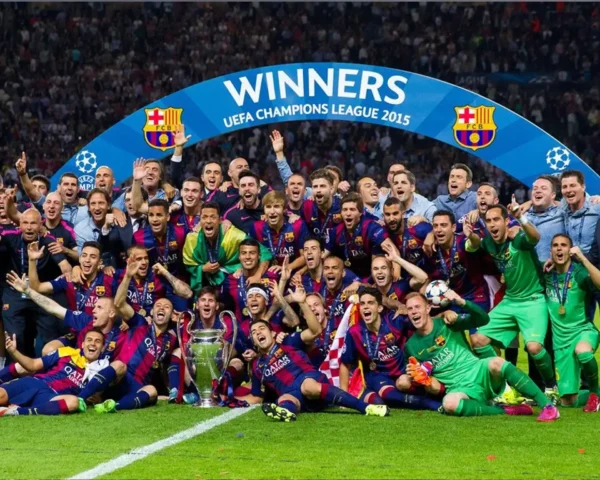 El equipo del FC Barcelona posando con el trofeo de la Liga de Campeones de la UEFA, celebrando su victoria tras una temporada exitosa.