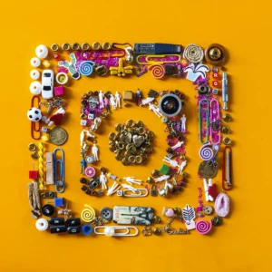 Composición creativa con objetos deportivos, figuras y accesorios sobre un fondo amarillo, representando el concepto de engagement y conexión en el deporte.