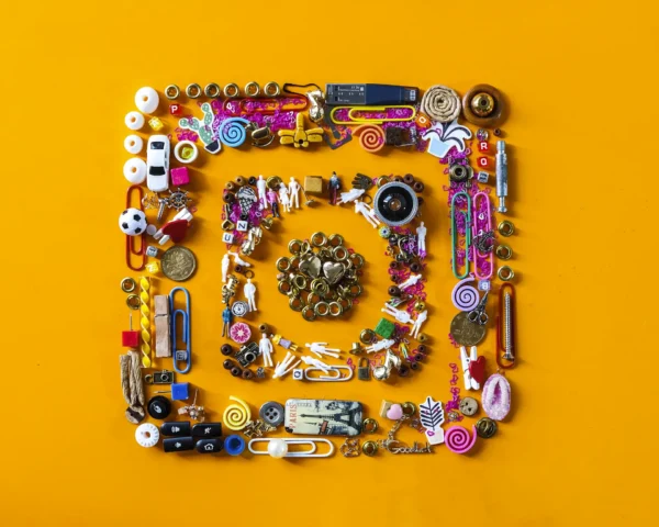 Composición creativa con objetos deportivos, figuras y accesorios sobre un fondo amarillo, representando el concepto de engagement y conexión en el deporte.